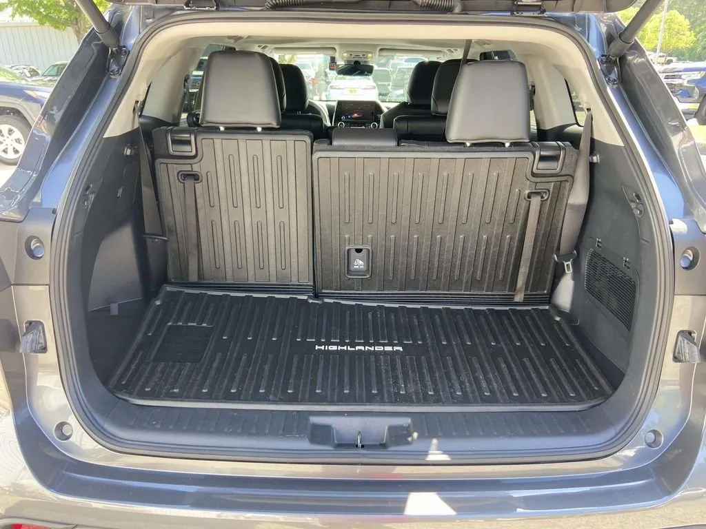 2025 Toyota Highlander Hybrid XLE thumbnail 10