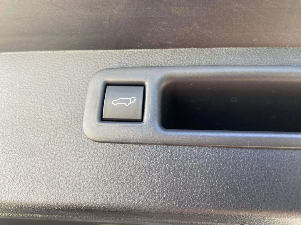 2025 Toyota Highlander Hybrid XLE thumbnail 11