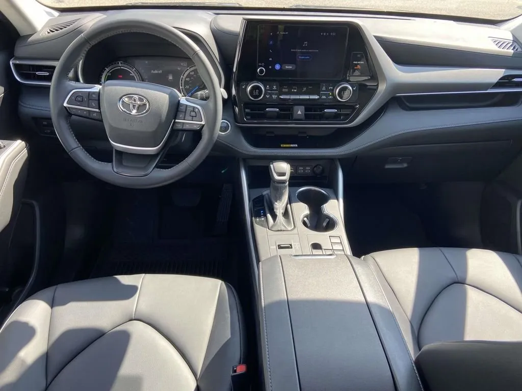 2025 Toyota Highlander Hybrid XLE thumbnail 12