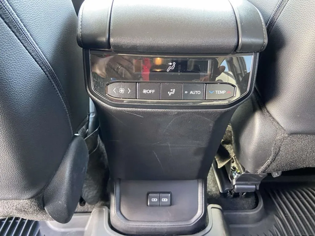 2025 Toyota Highlander Hybrid XLE thumbnail 24