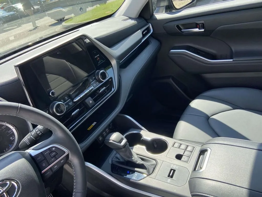 2025 Toyota Highlander Hybrid XLE thumbnail 30