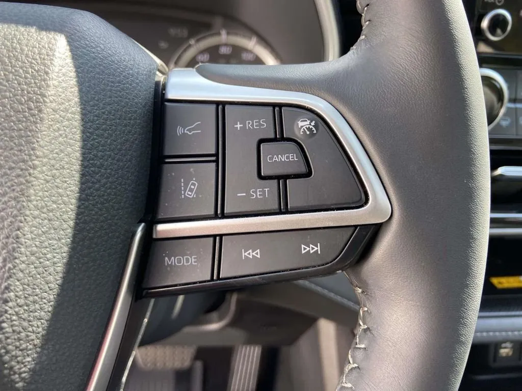 2025 Toyota Highlander Hybrid XLE thumbnail 35