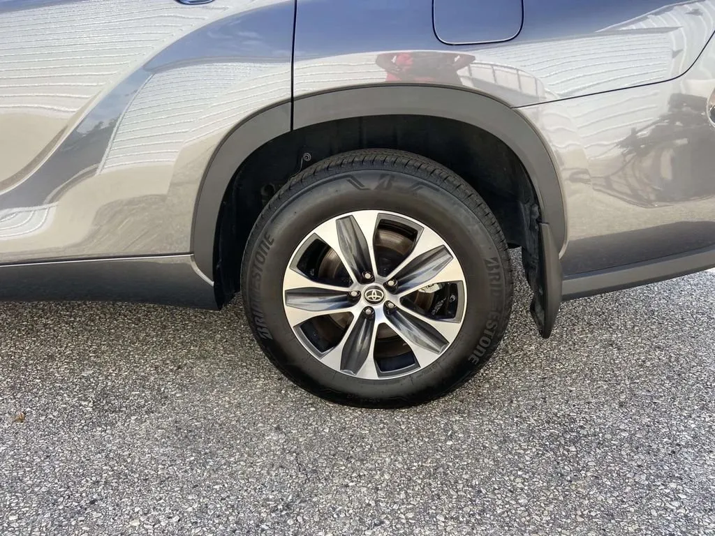 2025 Toyota Highlander Hybrid XLE thumbnail 9