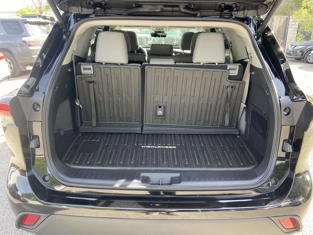 2025 Toyota Highlander Hybrid XLE thumbnail 10