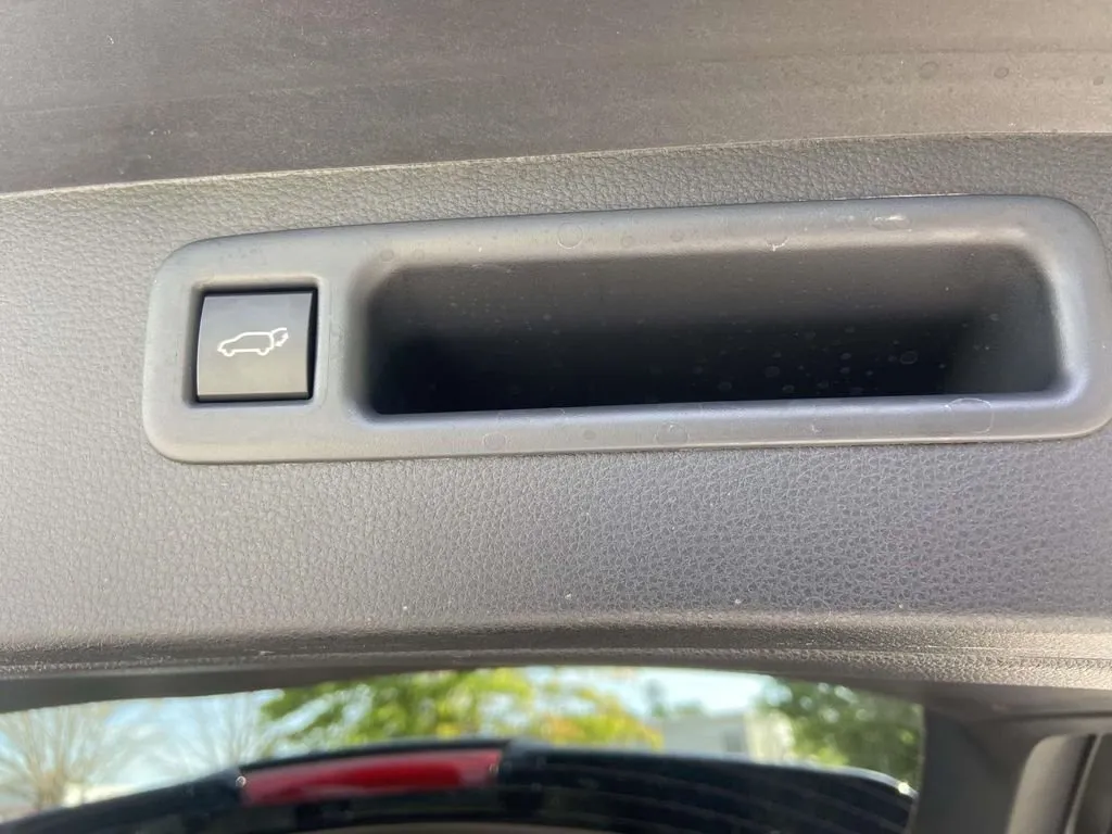 2025 Toyota Highlander Hybrid XLE thumbnail 11