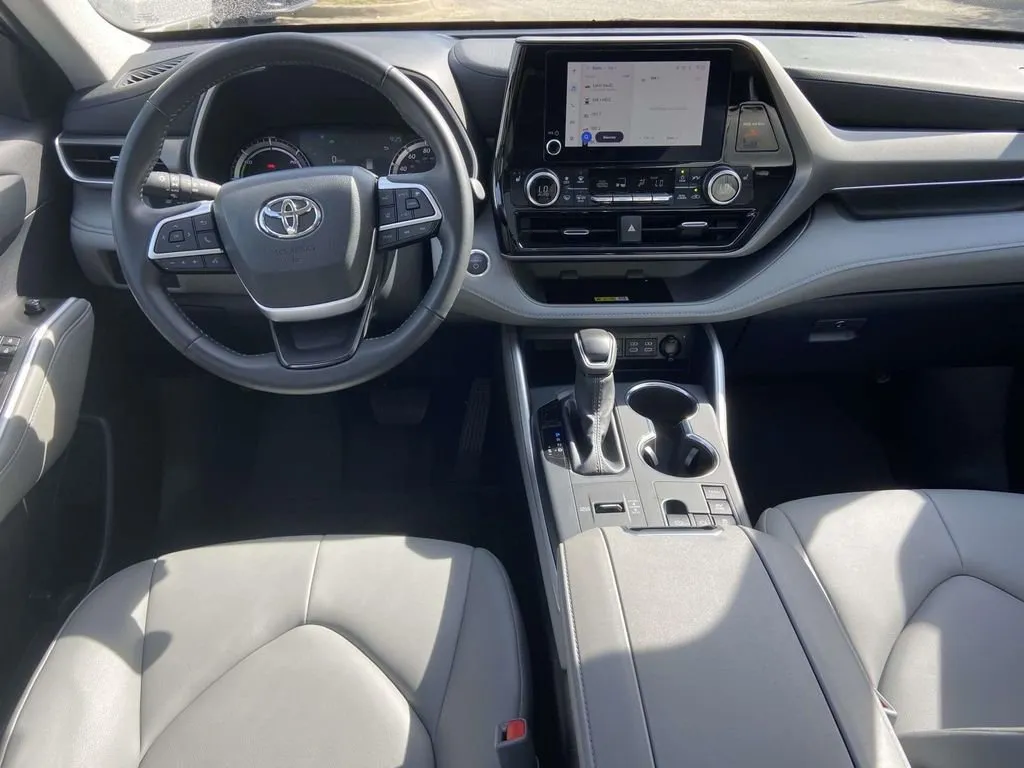 2025 Toyota Highlander Hybrid XLE thumbnail 12