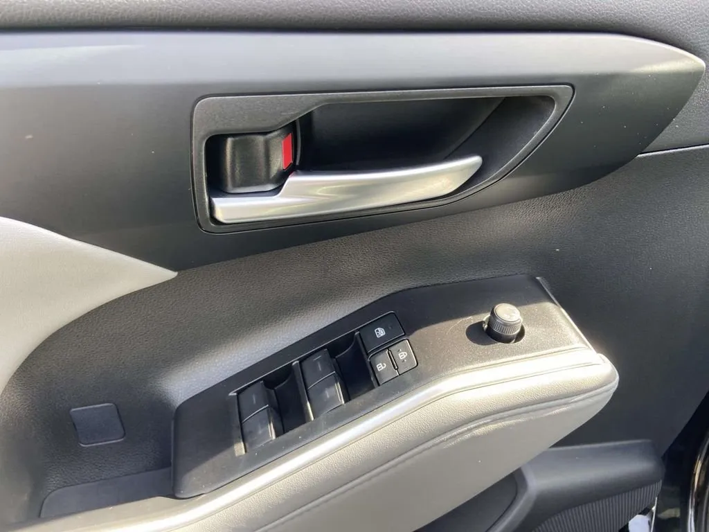 2025 Toyota Highlander Hybrid XLE thumbnail 16