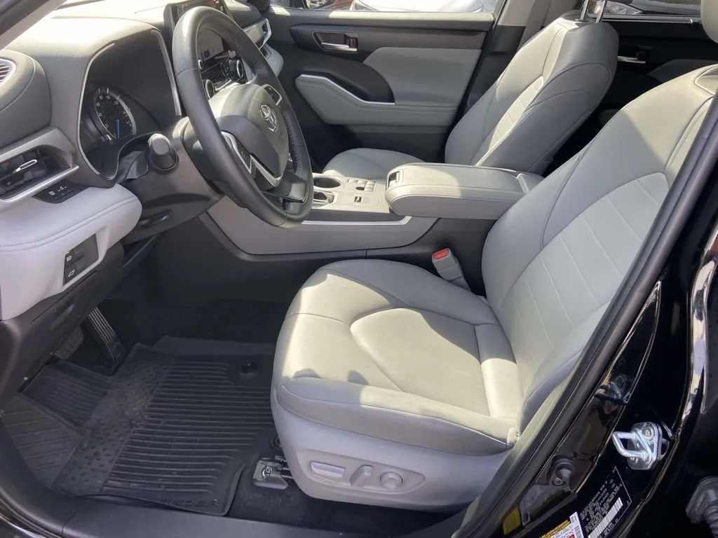 2025 Toyota Highlander Hybrid XLE thumbnail 18