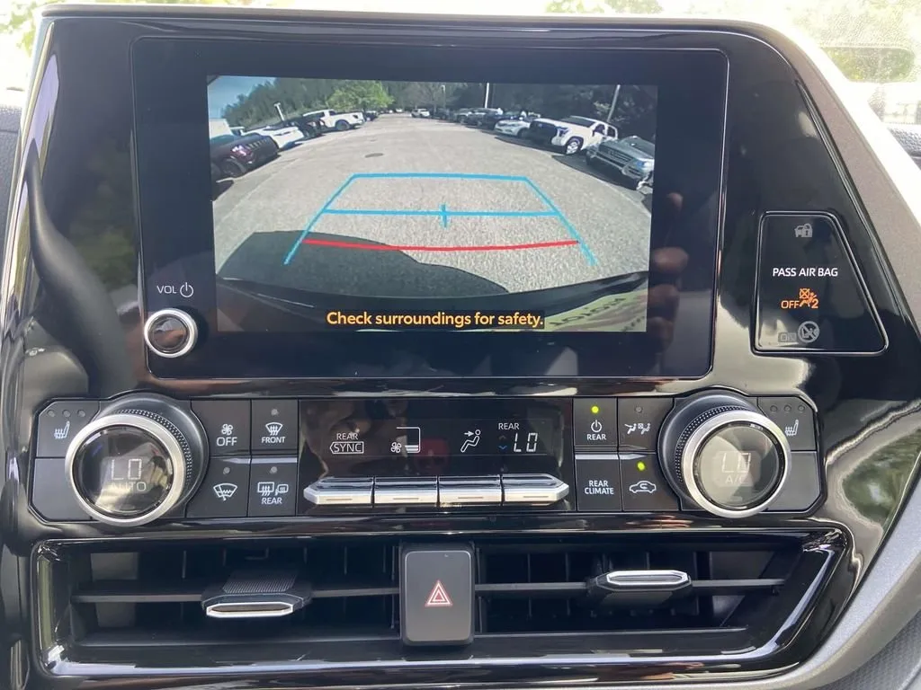 2025 Toyota Highlander Hybrid XLE thumbnail 26