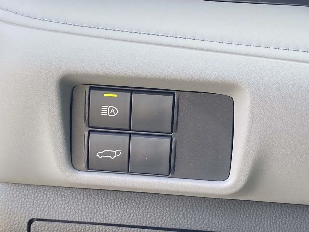 2025 Toyota Highlander Hybrid XLE thumbnail 32