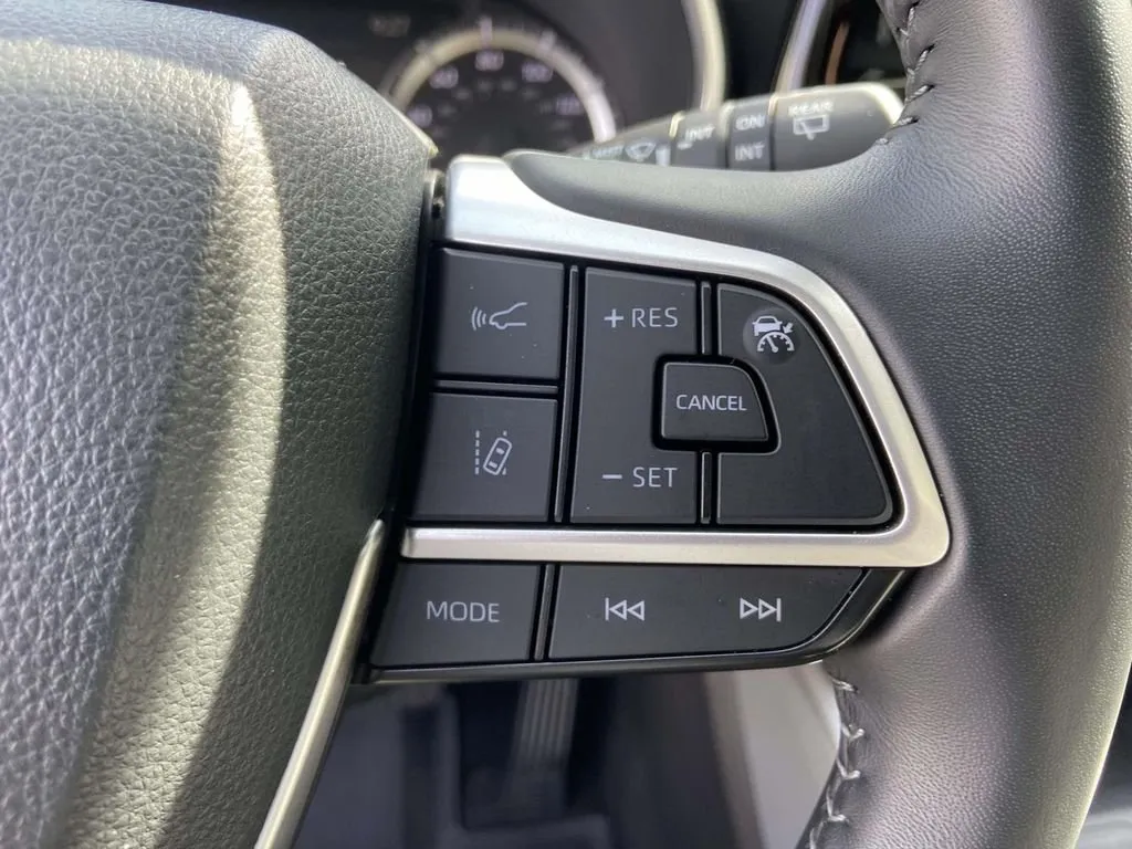 2025 Toyota Highlander Hybrid XLE thumbnail 34