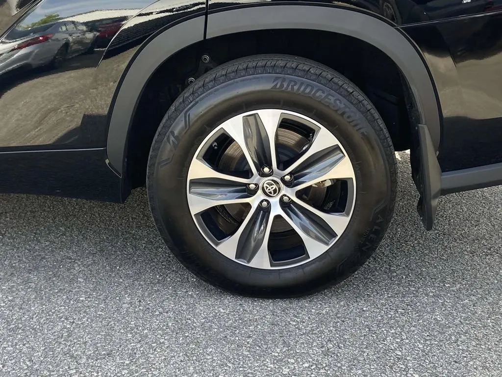 2025 Toyota Highlander Hybrid XLE thumbnail 9