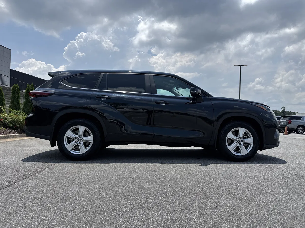 2025 Toyota Highlander LE thumbnail 10
