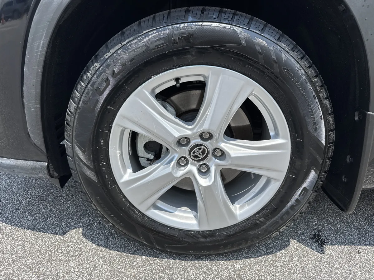 2025 Toyota Highlander LE thumbnail 12