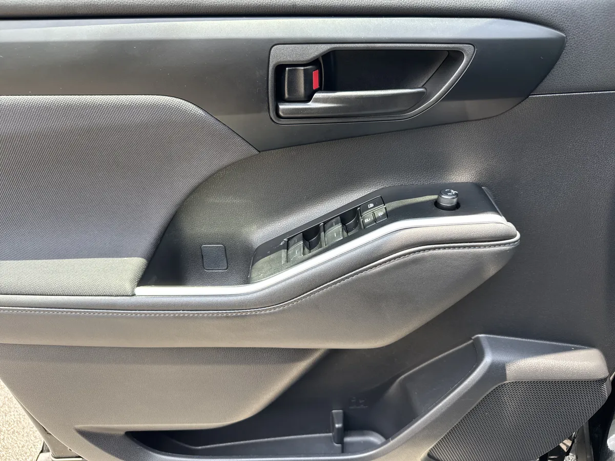 2025 Toyota Highlander LE thumbnail 13