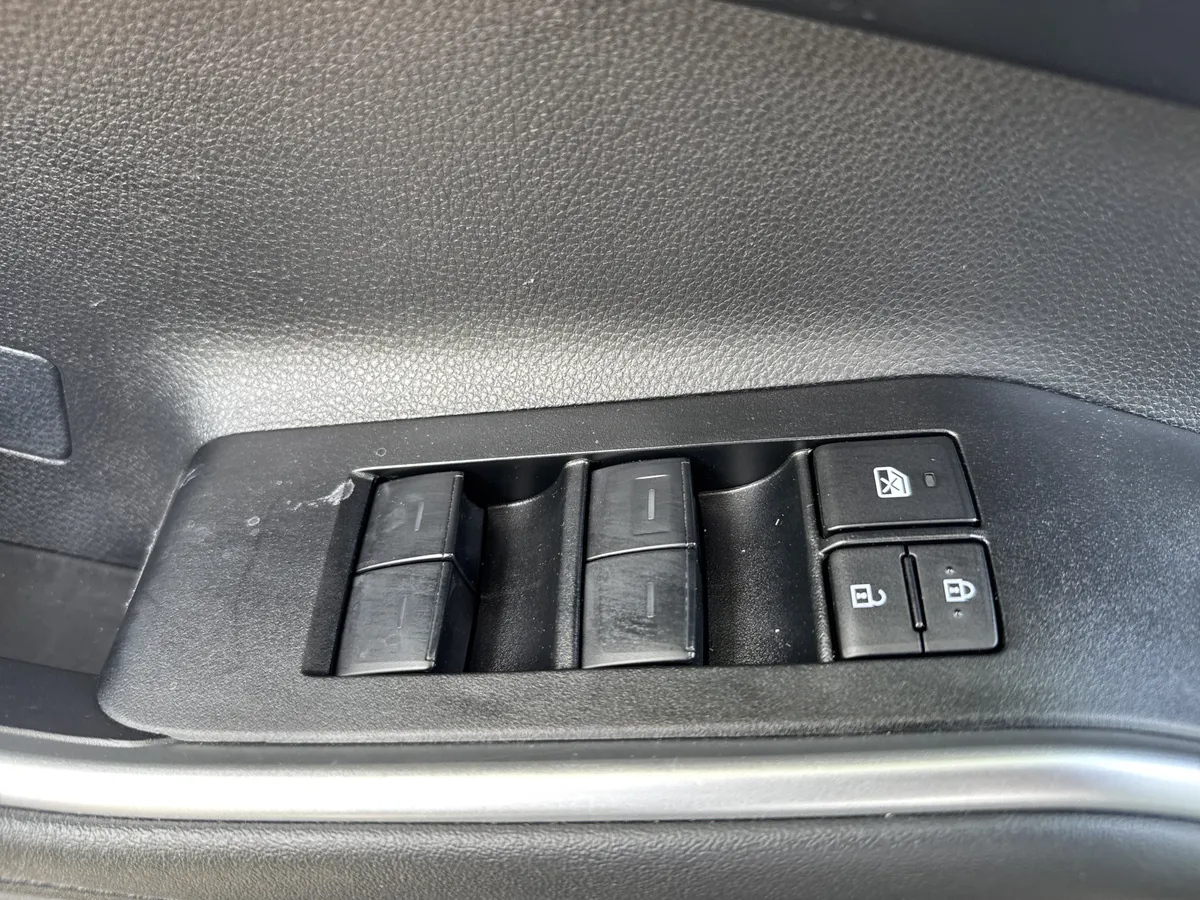 2025 Toyota Highlander LE thumbnail 14