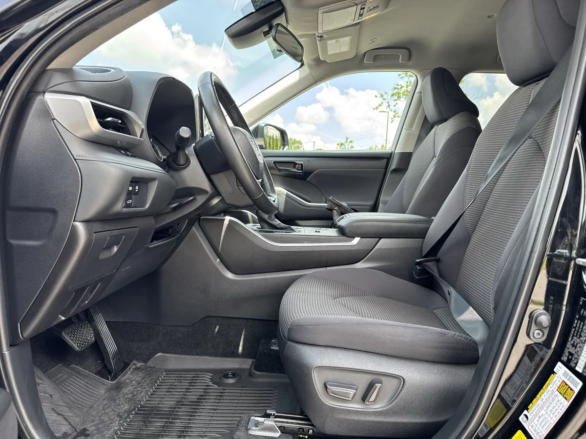 2025 Toyota Highlander LE thumbnail 15