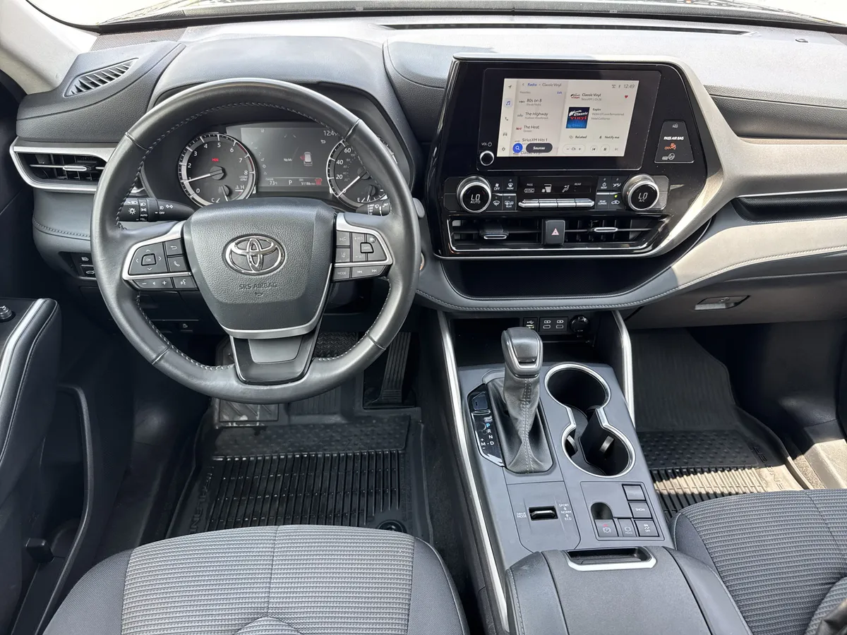 2025 Toyota Highlander LE thumbnail 17