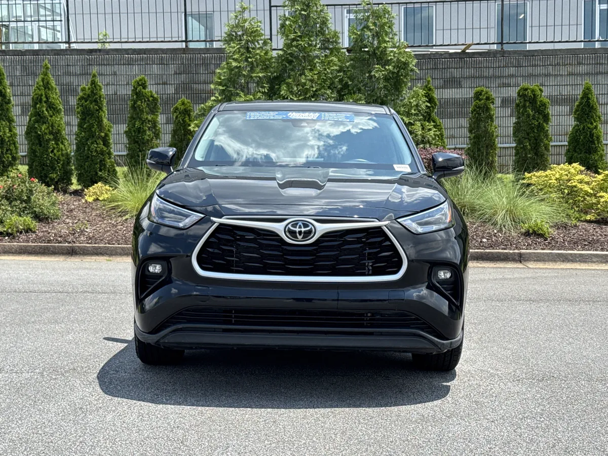 2025 Toyota Highlander LE thumbnail 2
