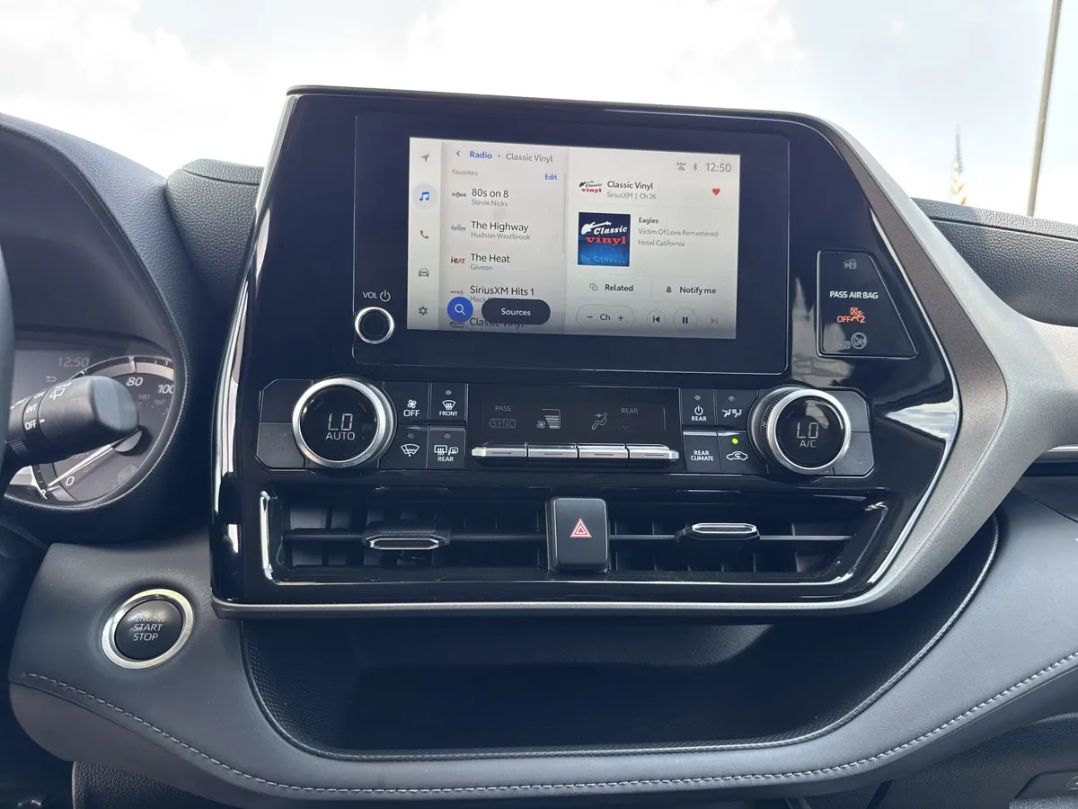 2025 Toyota Highlander LE thumbnail 22