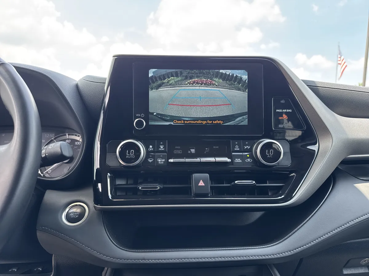 2025 Toyota Highlander LE thumbnail 23