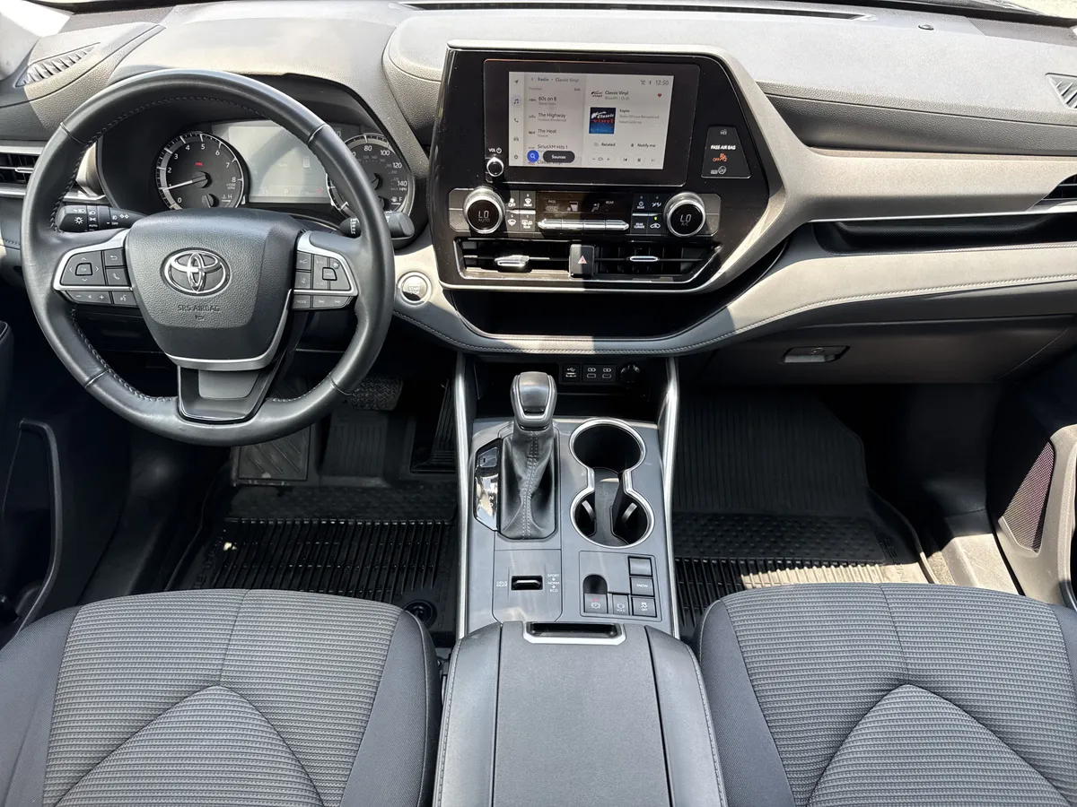 2025 Toyota Highlander LE thumbnail 24