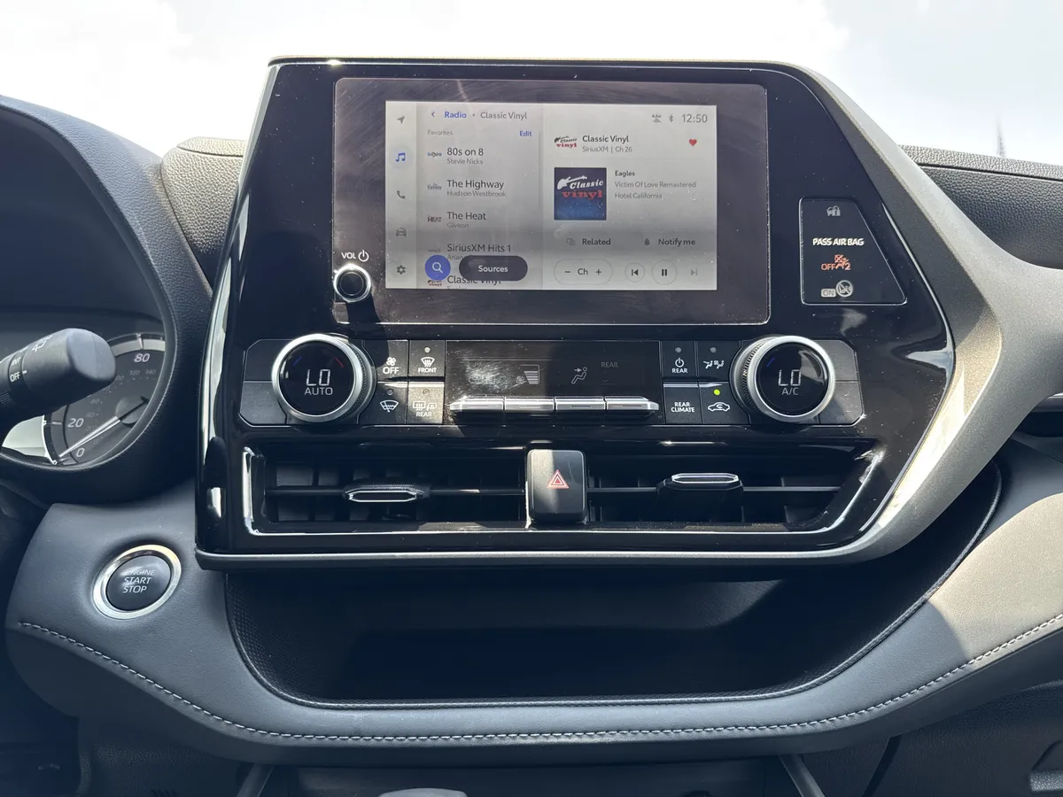 2025 Toyota Highlander LE thumbnail 25