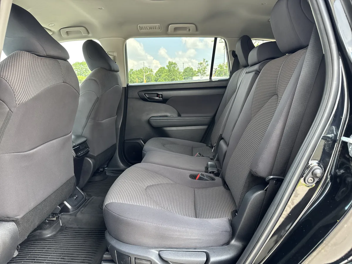 2025 Toyota Highlander LE thumbnail 26