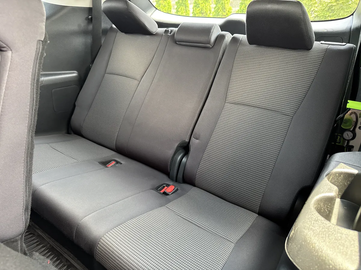 2025 Toyota Highlander LE thumbnail 27