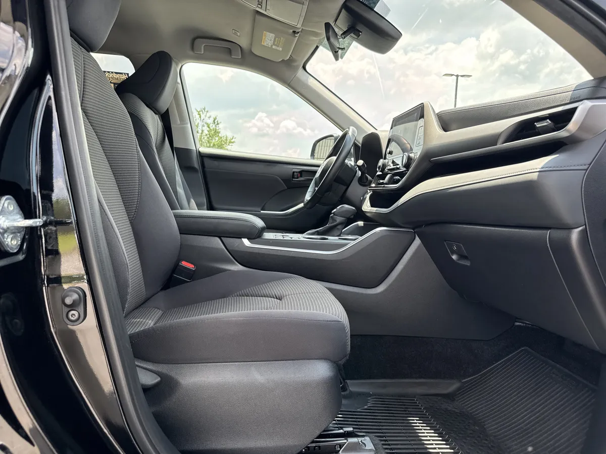 2025 Toyota Highlander LE thumbnail 30