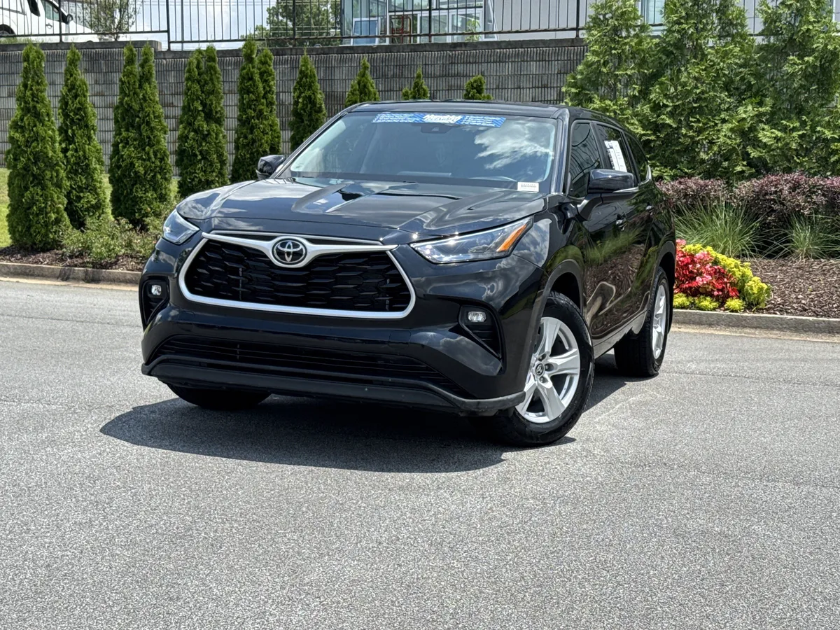 2025 Toyota Highlander LE thumbnail 4