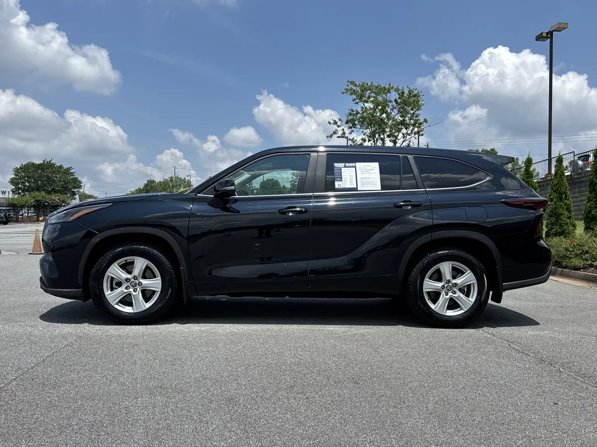 2025 Toyota Highlander LE thumbnail 6