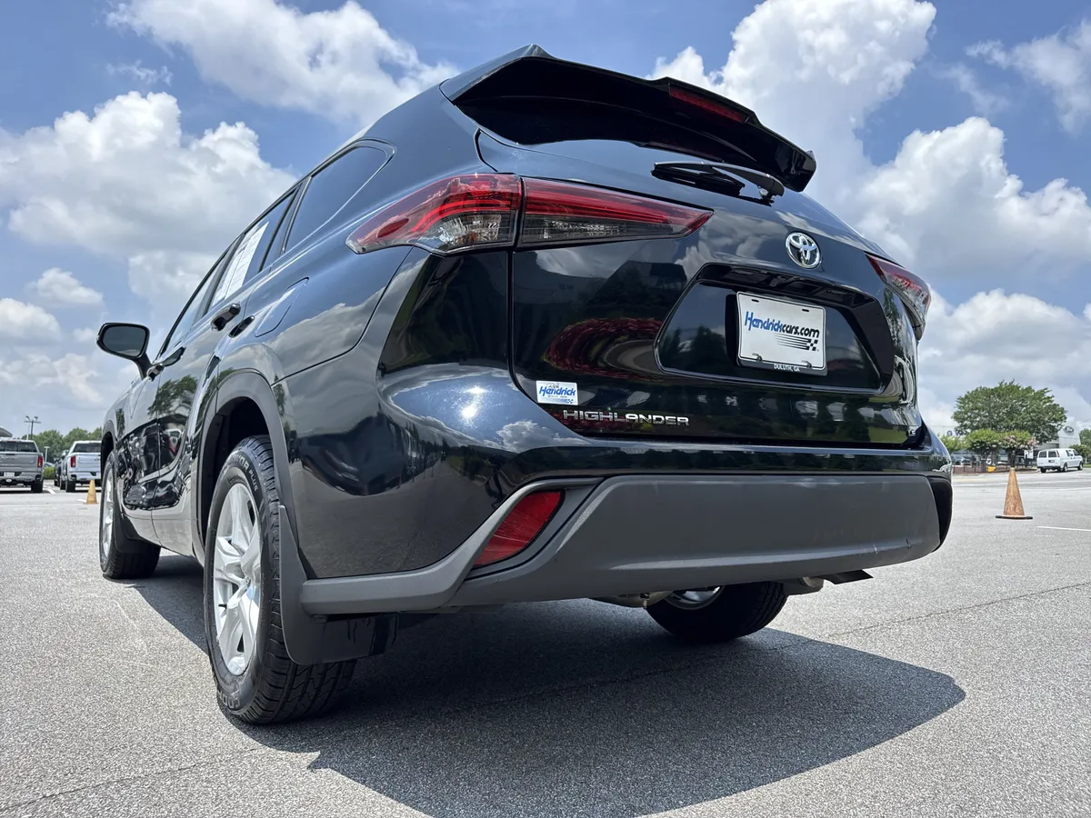 2025 Toyota Highlander LE thumbnail 7