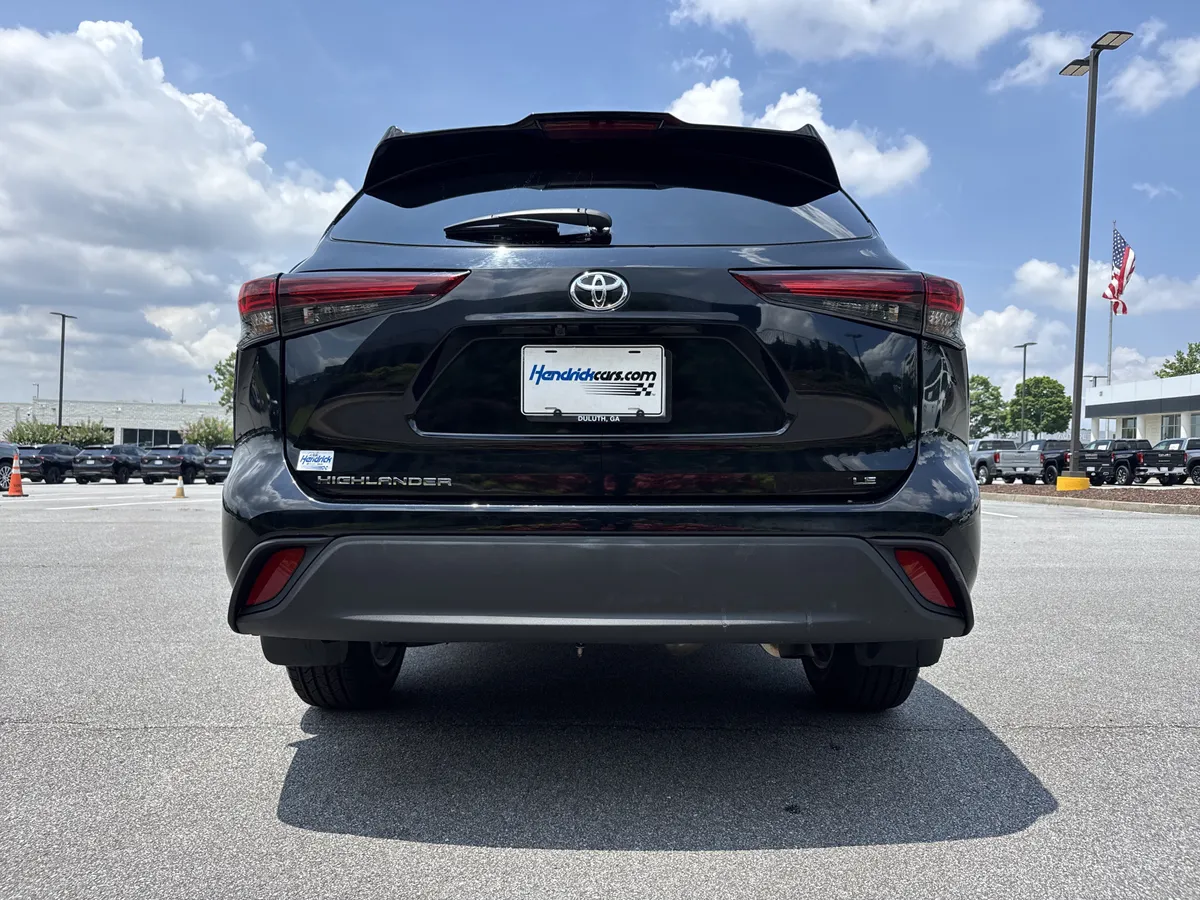 2025 Toyota Highlander LE thumbnail 8
