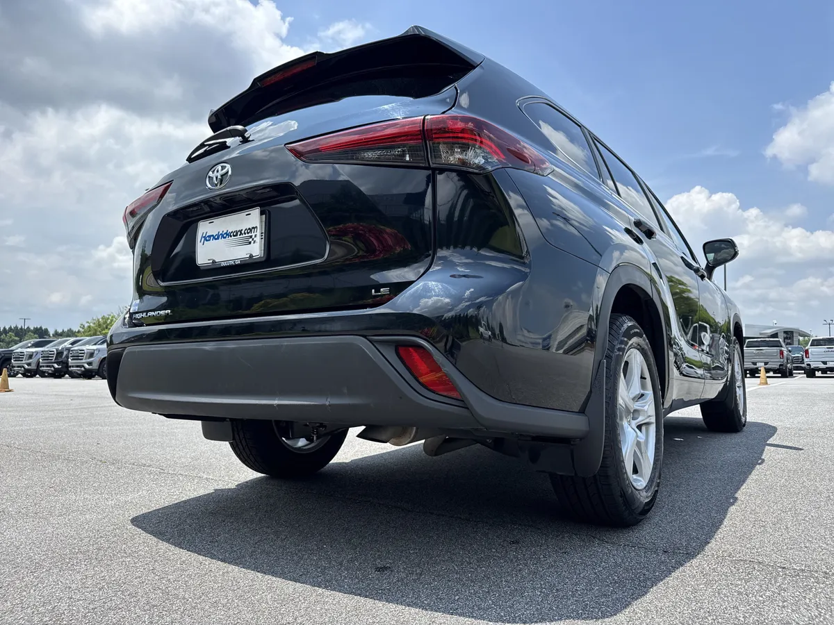 2025 Toyota Highlander LE thumbnail 9