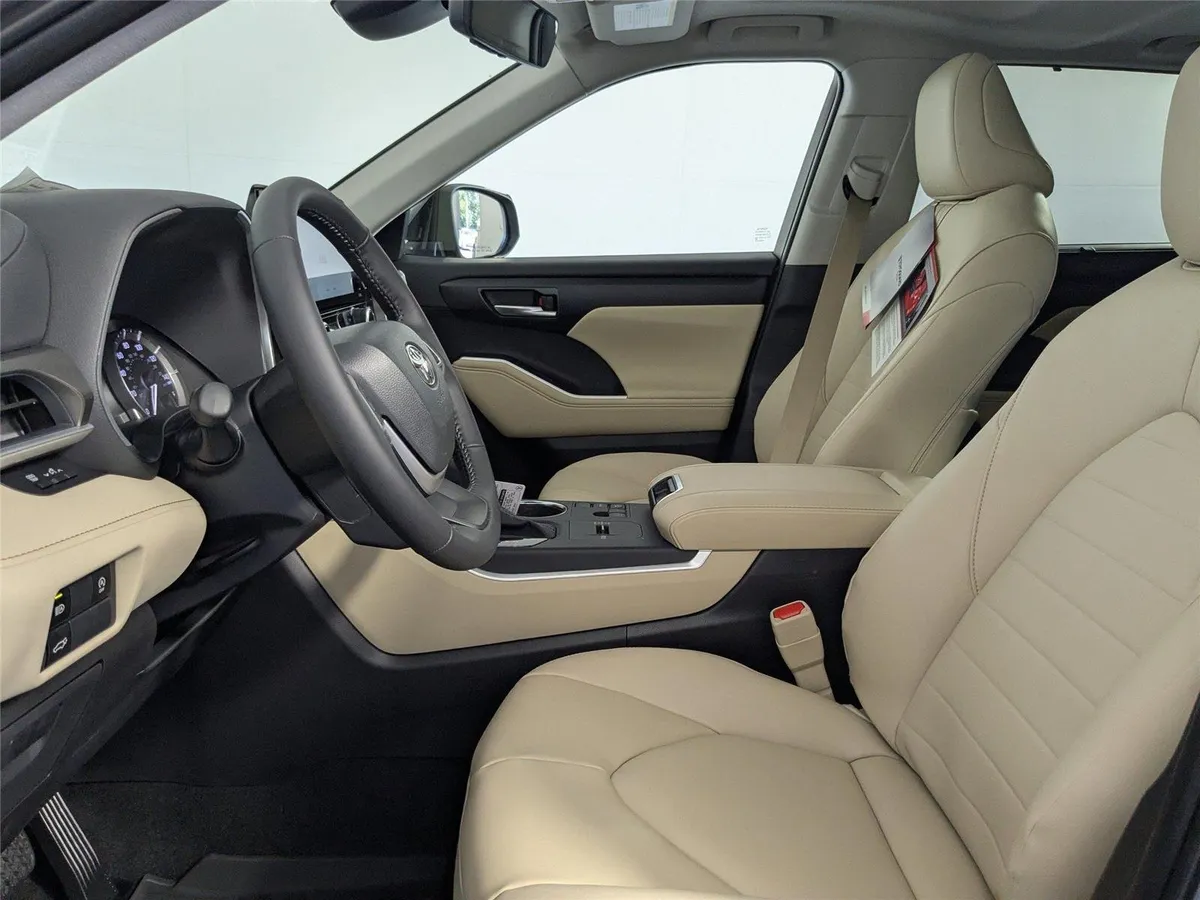 2025 Toyota Highlander XLE thumbnail 10