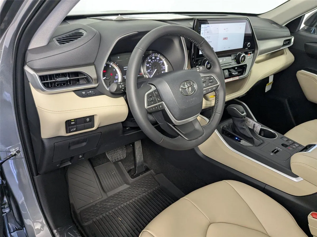 2025 Toyota Highlander XLE thumbnail 11