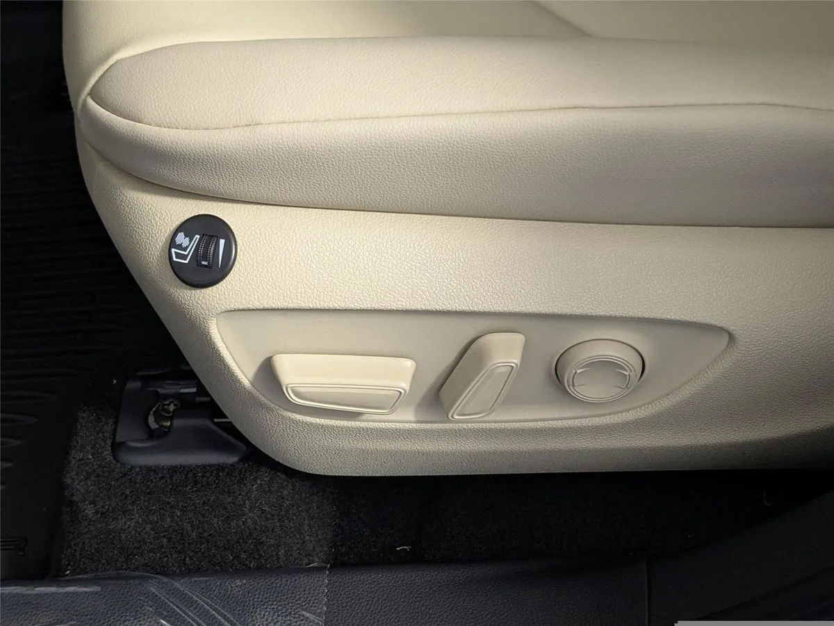 2025 Toyota Highlander XLE thumbnail 12
