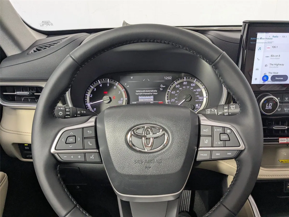 2025 Toyota Highlander XLE thumbnail 14