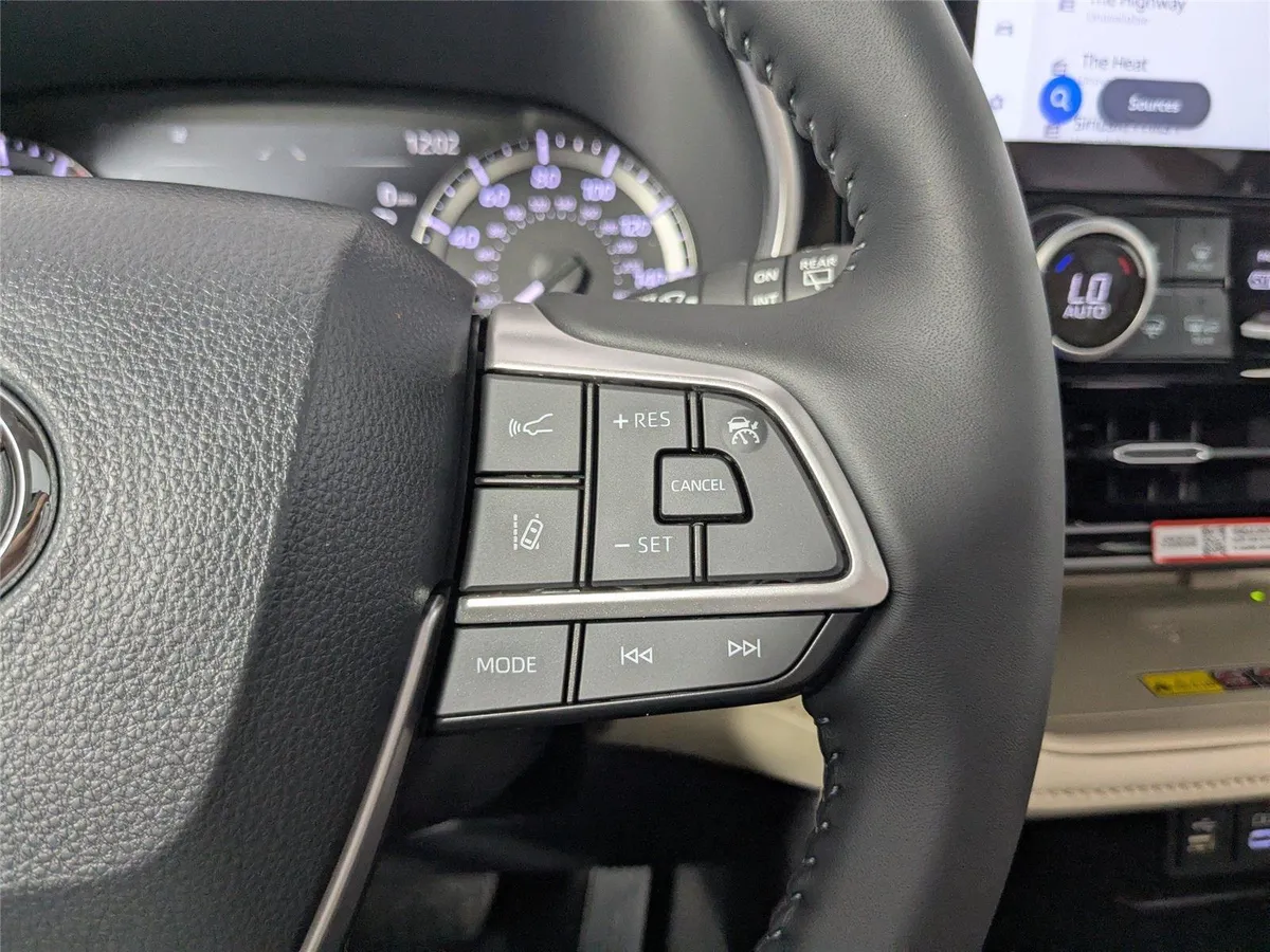 2025 Toyota Highlander XLE thumbnail 16