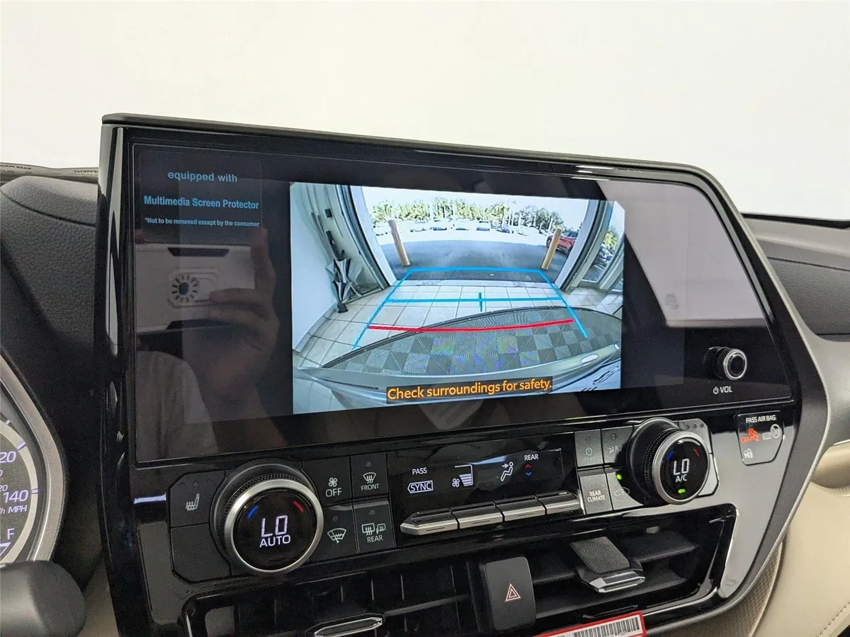 2025 Toyota Highlander XLE thumbnail 18
