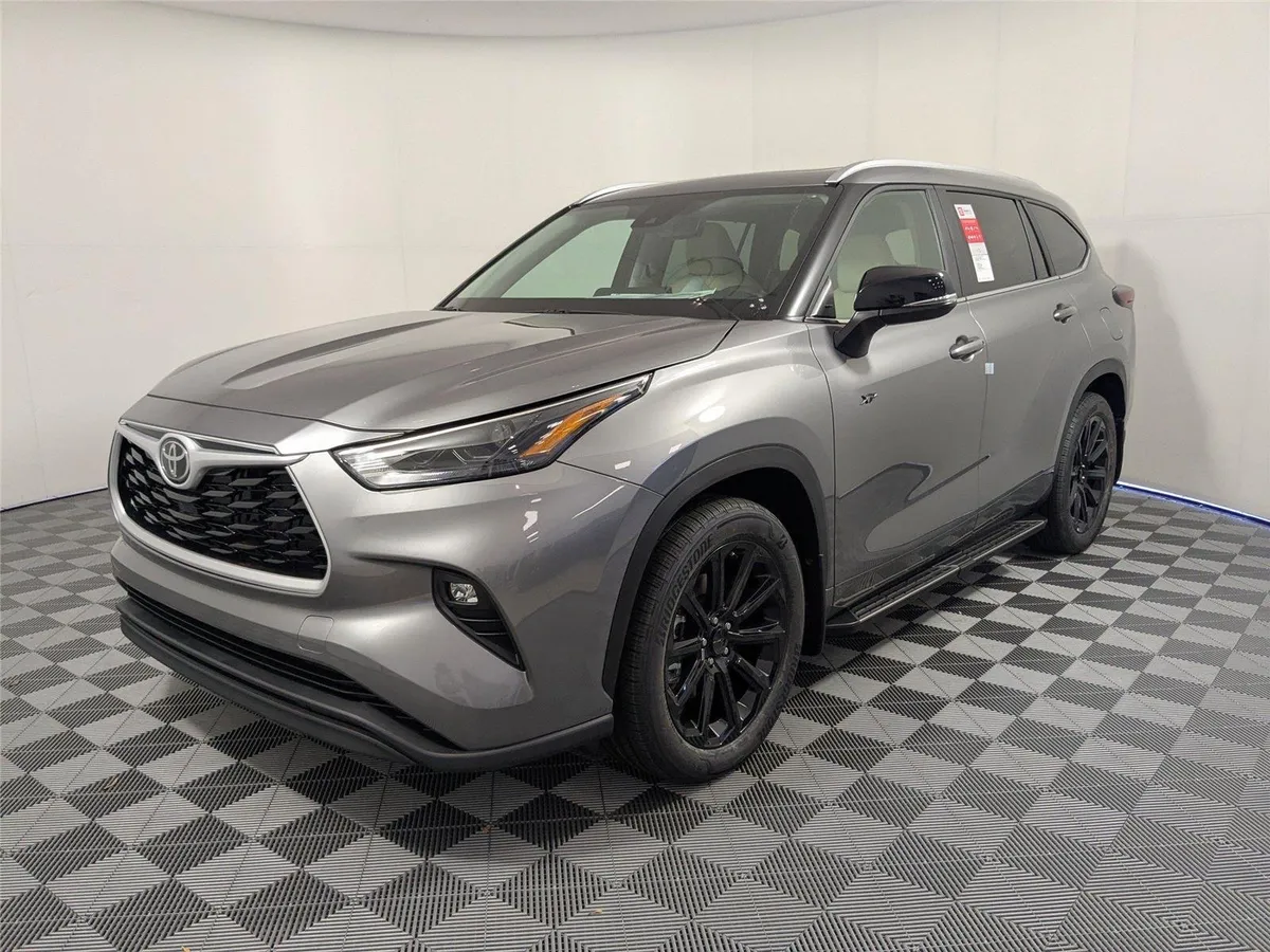 2025 Toyota Highlander XLE thumbnail 2