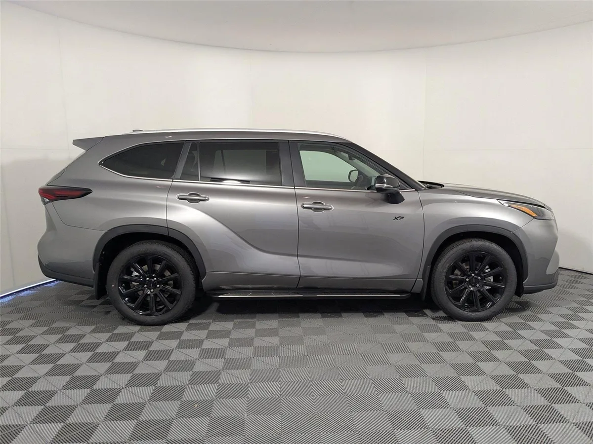 2025 Toyota Highlander XLE thumbnail 23