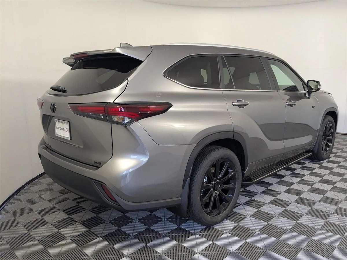 2025 Toyota Highlander XLE thumbnail 24
