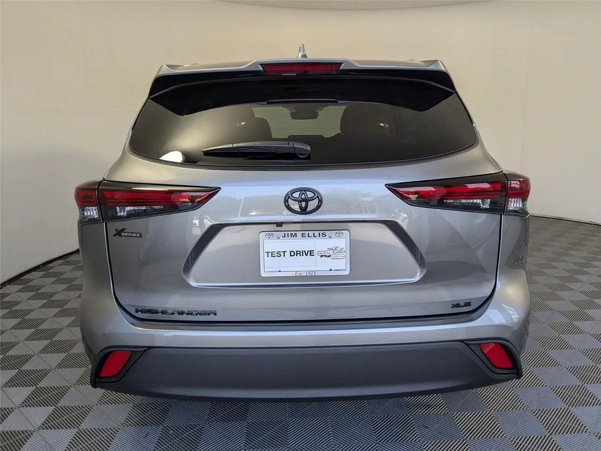 2025 Toyota Highlander XLE thumbnail 25
