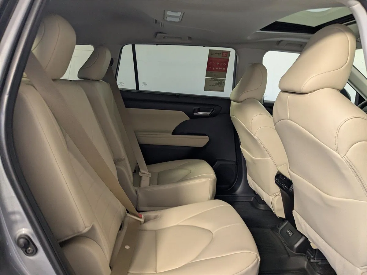 2025 Toyota Highlander XLE thumbnail 3