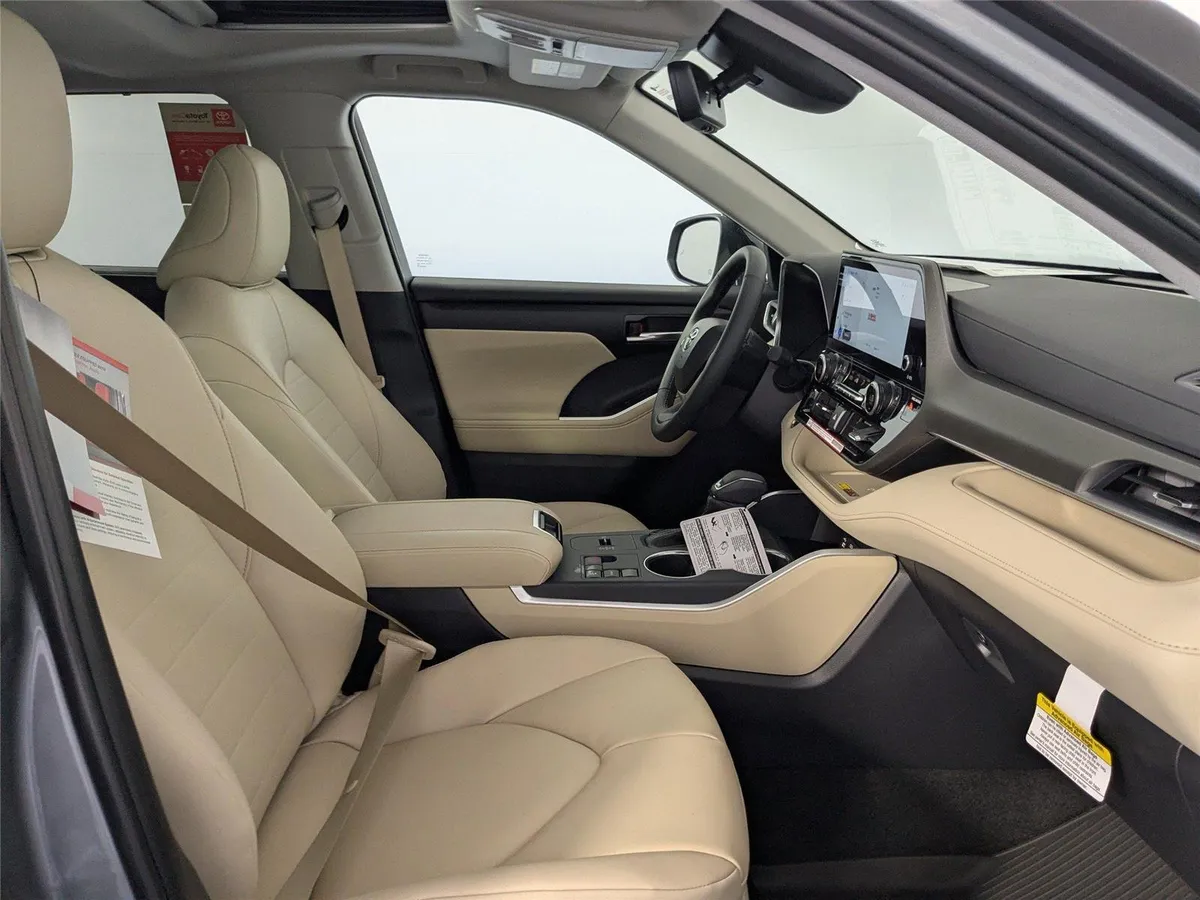 2025 Toyota Highlander XLE thumbnail 4