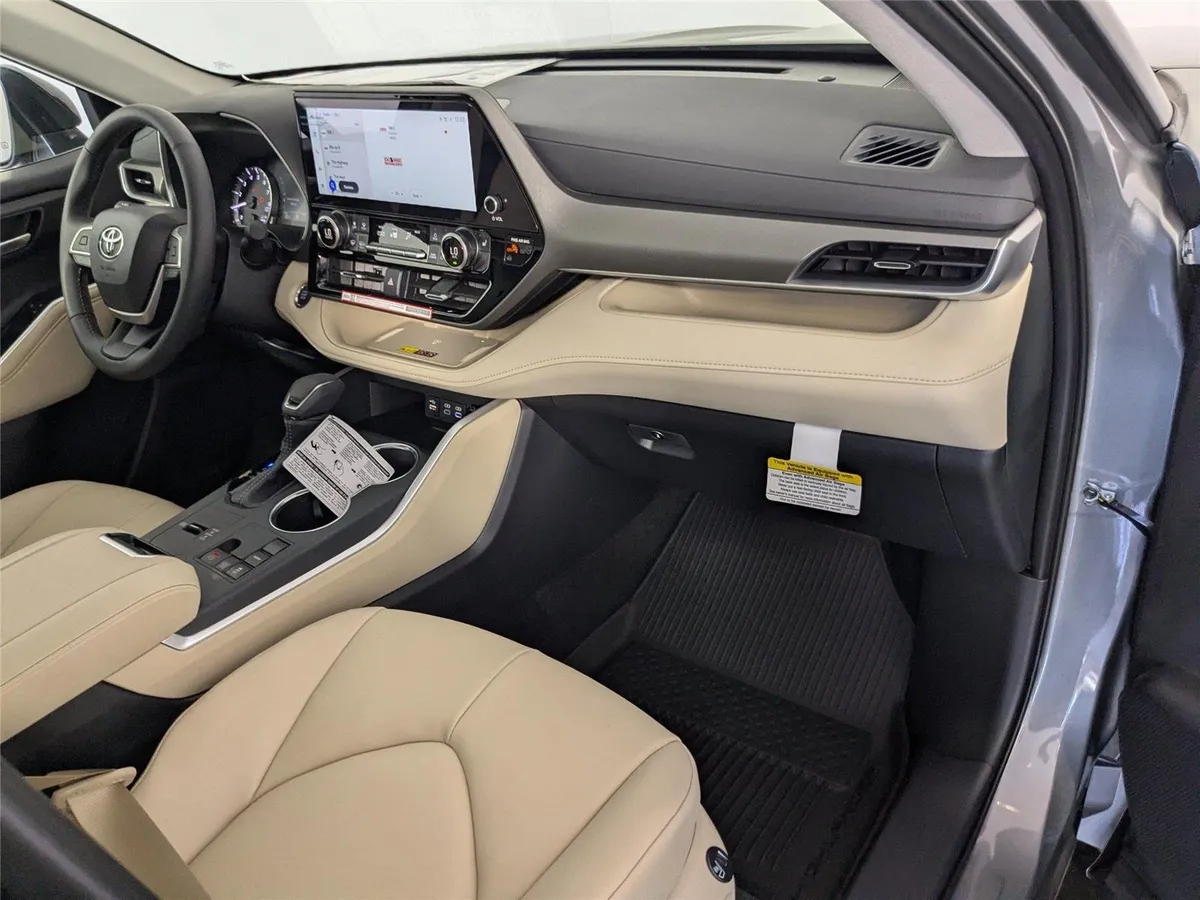 2025 Toyota Highlander XLE thumbnail 5
