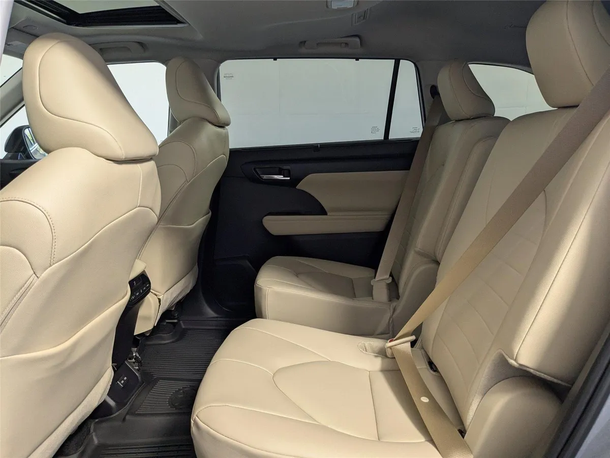 2025 Toyota Highlander XLE thumbnail 6