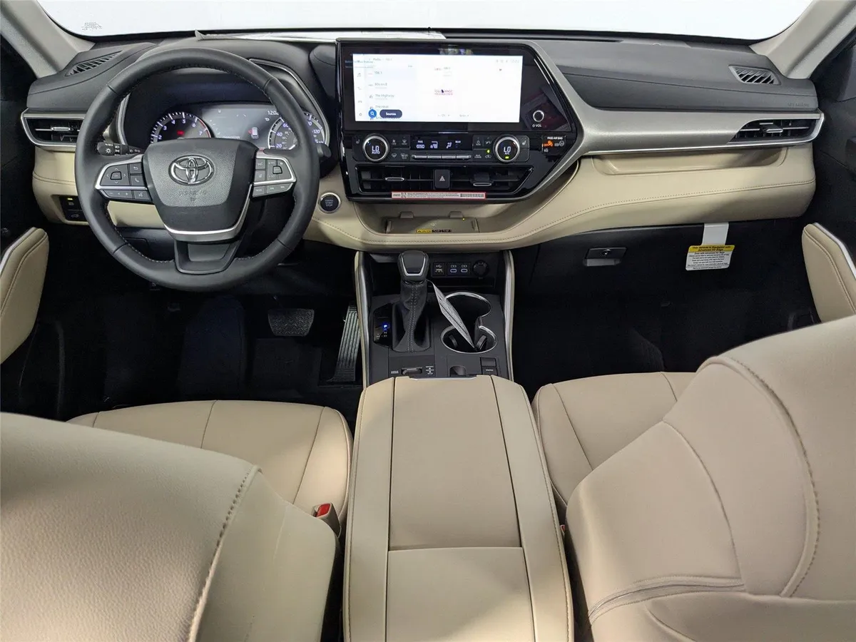 2025 Toyota Highlander XLE thumbnail 7